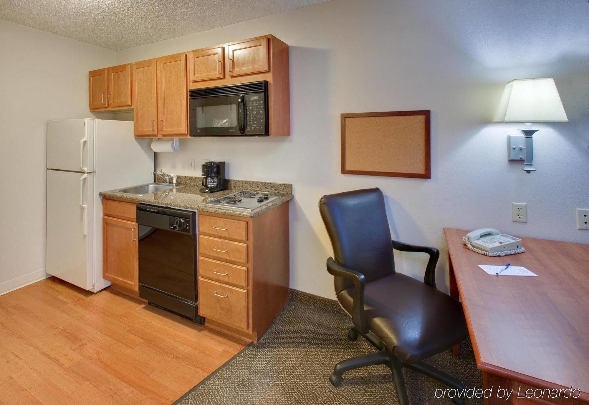 Candlewood Suites Rockford By Ihg Room photo